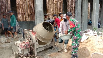 Bangkitkan semangat Babinsa Koramil 421-03 Pnh, Bergotong royong membangun Masjid