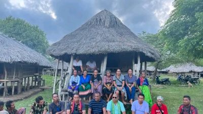 Agustinus Nahak kunjungi rumah adat loomota umatoos malaka, lestarikan budaya, hal ini yang wajib di lakukan!