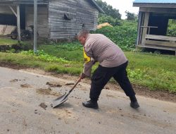 Bhabinkamtibmas Polsek Simeulue Tengah Membersihkan Jalan Dari Kotoran Hewan