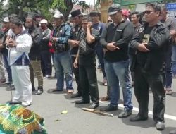 Kemenkumham Jatim Tegas Copot Kalapas, Karutan, KPLP dan KPR, Ratusan Masa Aksi Gelar Shalat Jenazah