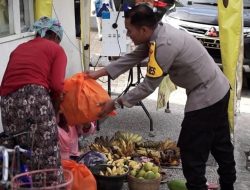 AKBP Siswantoro Bagikan Sembako Di Jalan Raya Saat Menuju Lokasi Acara Jum’at Curhat