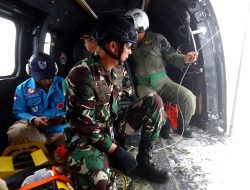 Tim SAR Yonko 462 Kopasgat TNI AU Berhasil Evakuasi Korban Helikopter Bell 412/P-3001 Di Jambi