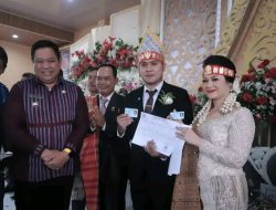 Bupati Eddy Berutu, Serahkan Langsung Akta Nikah Ke Pengantin Baru di Sopo Godang HKBP Sidikalang