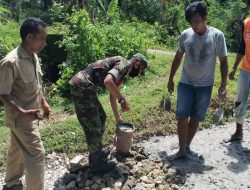 Di Hari Libur, Babinsa Koramil 1613-02 Walakaka Bantu Warga Timbun Jalan Kampung