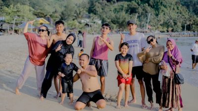 Tradisi Ngelop Dilakukan Setiap tahun Di Pantai Minang Rua kelawi.