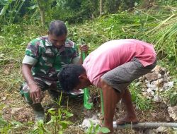 Guna Jaga Pompa Hydram Tetap Berfungsi, Babinsa Kodim 1613 Sumba barat Bersama Masyarakat Laksanakan Pemeliharaan