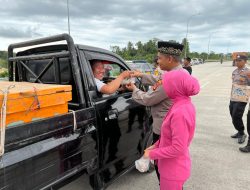 Kapolsek Penengahan Iptu Gobel Bagikan Takjil Gratis di Exit tol Bakauheni Utara.