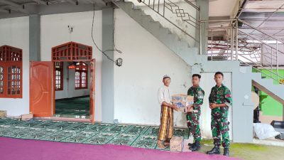 Peduli Sesama, Kodim 1613/Sumba Barat Bagikan Takjil Di Masjid