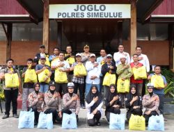 Polres simeulue membagikan parsel kepada Personil,Wartawan dan dai kamtibmas,