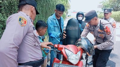 Kapol Kskp Bakauheni Menolong Pemudik Kehabisan Bensin