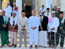 Dandim 1613 Sumba Barat Dan Kapolres Sumba Barat Sholat Idul Fitri Di Masjid Agung Al-Azhar Waikabubak