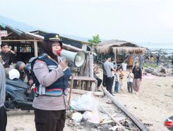 Satbinmas Polres Lampung selatan, berikan Himbauan Pengunjung Wisata: di Pantai Kalianda