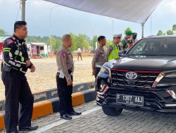 Personil Gabungan Melakukan Pengalihan Kendaraan Arus balik Antisipasi Penumpukan