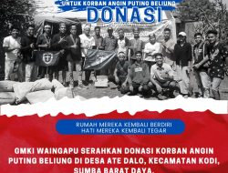 Gerakan Mahasiswa Kristen Indonesia (GMKI) Cabang Waingapu menyerahkan donasi kepada korban angin puting beliung di Desa Ate Dalo, Sumba Barat Daya, Kamis(18/05/2023)