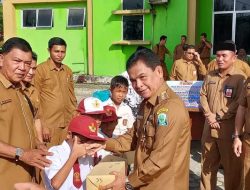 Siswa Kurang Mampu, PJ Bupati Simeulue: Serahkan Bantuan Uang Dan Peralatan Sekolah!!