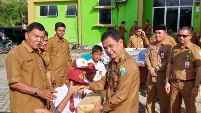 Siswa Kurang Mampu, PJ Bupati Simeulue: Serahkan Bantuan Uang Dan Peralatan Sekolah!!