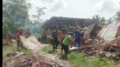 Sangat Memperihatinkan: Rumah Warga Desa Bumi Restu Palas, Tiba Tiba Roboh ini yang terjadi?