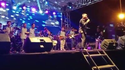 Festival Putri Nuban Ditutup, Qomaru Beri Pesan Politik Lewat Lagu Slank