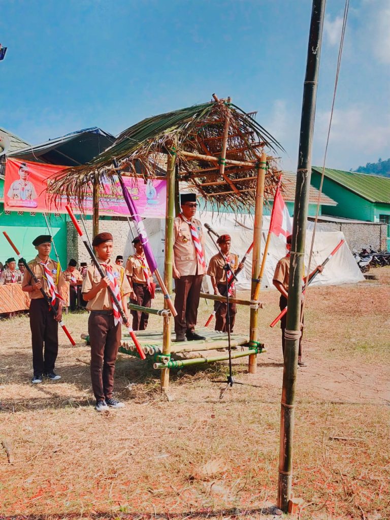 Plt Kadisdik Lamsel, Pimpin Upacara HUT Pramuka Ke 62 di Kecamatan Rajabasa