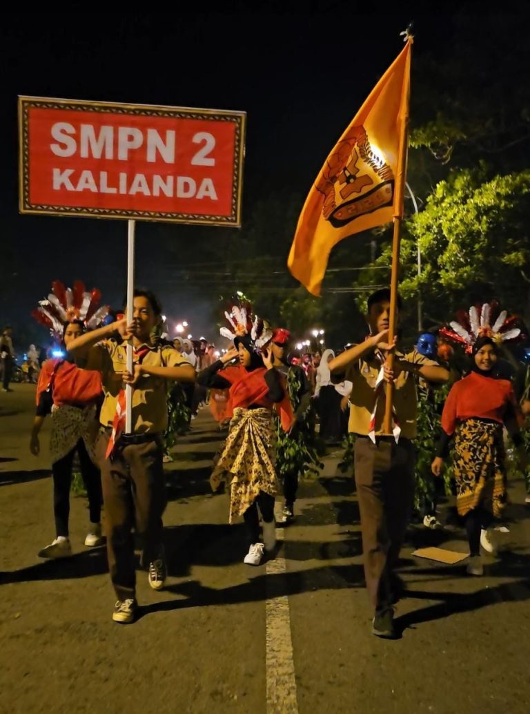 Antusiasme SMPN 2 Kalianda, Ikuti Pawai Obor Menyambut HUT RI Ke 78