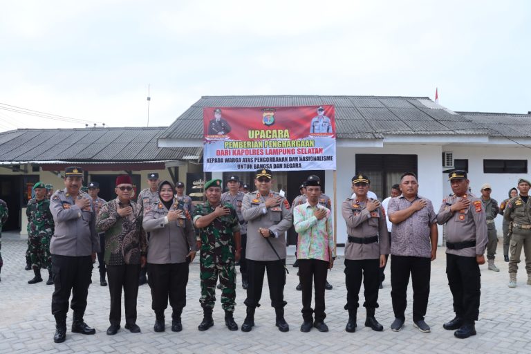 Aksi Patriot Guru Honorer Nehru, Mendapat Penghargaan Dari Kapolres Lampung Selatan