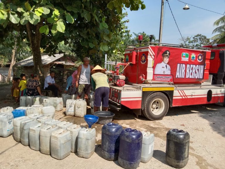 Posko Damkar Sidomulyo Bagikan Air Bersih, Kepada Masyarakat Yang Terdampak Kemarau