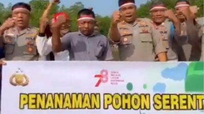 IPTU Gobel Beserta Jajaran Polsek Penengahan Tanam Pohon Mangrove di Bibir Pantai Pengantungan