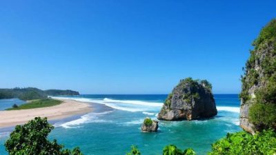 Kecerlagan Alam Pantai Watu Maladong, Pantai Terbaik dan Tersembunyi di Pulau Sumba Barat Daya 