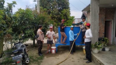 Polsek Balik Bukit Bagikan Air Bersih, Kepada Masyarakat Yang Terdampak Kemarau