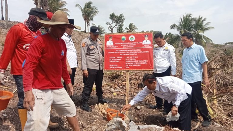 Sukirno Kades Bakauheni Secara Simbolis, Meletakan Batu Pertama Pembangunan Aula Gedung PKK