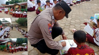 Bripka Leonardo Bhabinkamtibmas Polsek Bangunrejo dan TNI, Bersama Pustaka Bergerak Indonesia, Gelar Giat Literasi di Sdn Bangunrejo