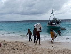 Logistik Pemilu 2024 dari Pulau Terluar Akhirnya Digeser Ke KPUD Kabupaten Rote Ndao Dengan Pengawalan Ketat