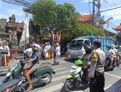 Bhabinkamtibmas Dan Pecalang Amankan Kegiatan Keagamaan Warga Canggu