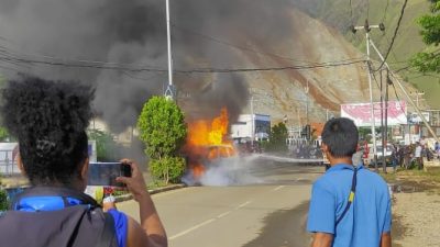 Minibus Hangus Terbakar Setelah Tabrak Tiang Lampu di Sentani Kota