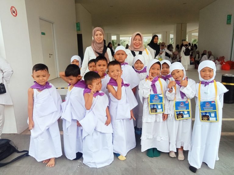 PKG Bakauheni, Adakan Kegiatan Peragaan Manasik Haji Cilik, di Masjid BSI Menara Siger Park