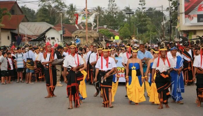 Wakil Bupati Sumba Barat Menerima Parade Budaya Dalam Rangka Festival Seni dan Budaya